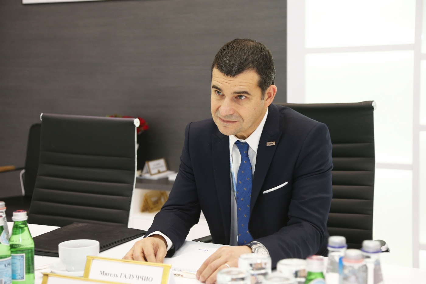 Chief Executive Officer der staatlichen argentinischen Öl- und Gasgesellschaft YPF Miguel Galuccio während des Arbeitstreffens mit Alexey Miller