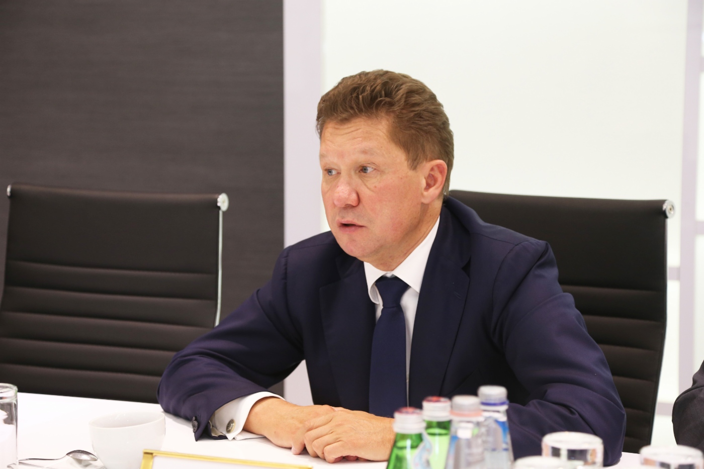 Alexey Miller während des Arbeitstreffens mit Miguel Galuccio