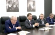 Im Rahmen des V. Petersburger Internationalen Gasforums fand ein Arbeitstreffen zwischen Alexey Miller (Zweiter von links) und dem Präsidenten von International Gas Union David Carroll statt
