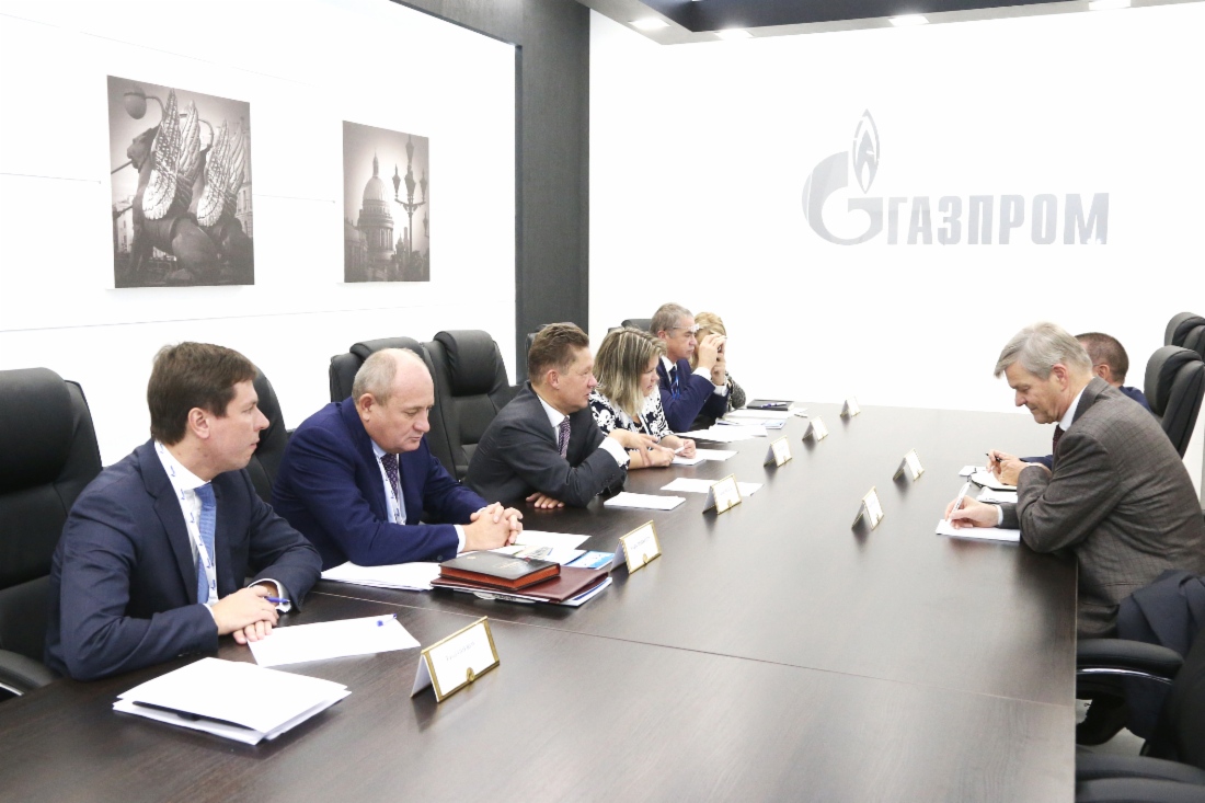 Im Rahmen des V. Petersburger Internationalen Gasforums fand ein Arbeitstreffen zwischen Alexey Miller und dem Fluxys-CEO Walter Peeraer statt