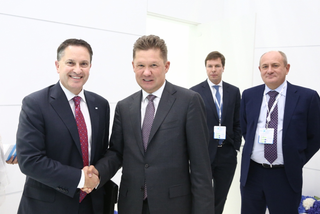 Im Rahmen des V. Petersburger Internationalen Gasforums fand ein Arbeitstreffen zwischen Alexey Miller (zweiter von links) und dem Präsidenten von International Gas Union David Carroll (links) statt