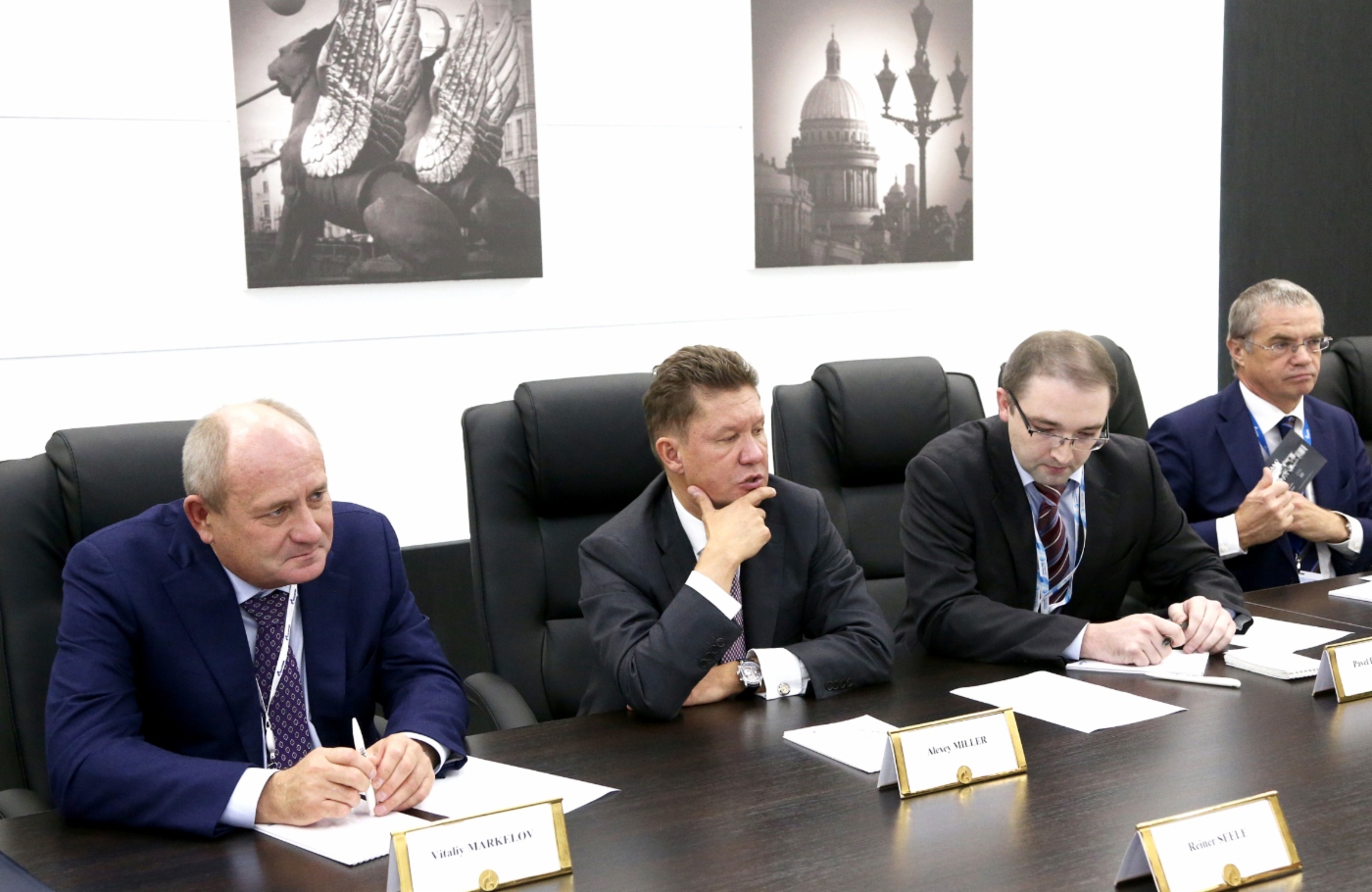 Im Rahmen des Forums fand ein Arbeitstreffen zwischen Alexey Miller (zweiter von links), und dem Vorstandsvorsitzenden der OMV AG, Rainer Seele, statt