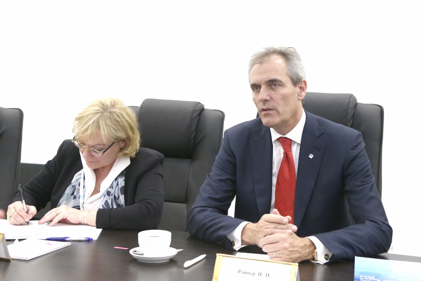 Rainer Seele (rechts) während des Arbeitstreffens mit Alexey Miller