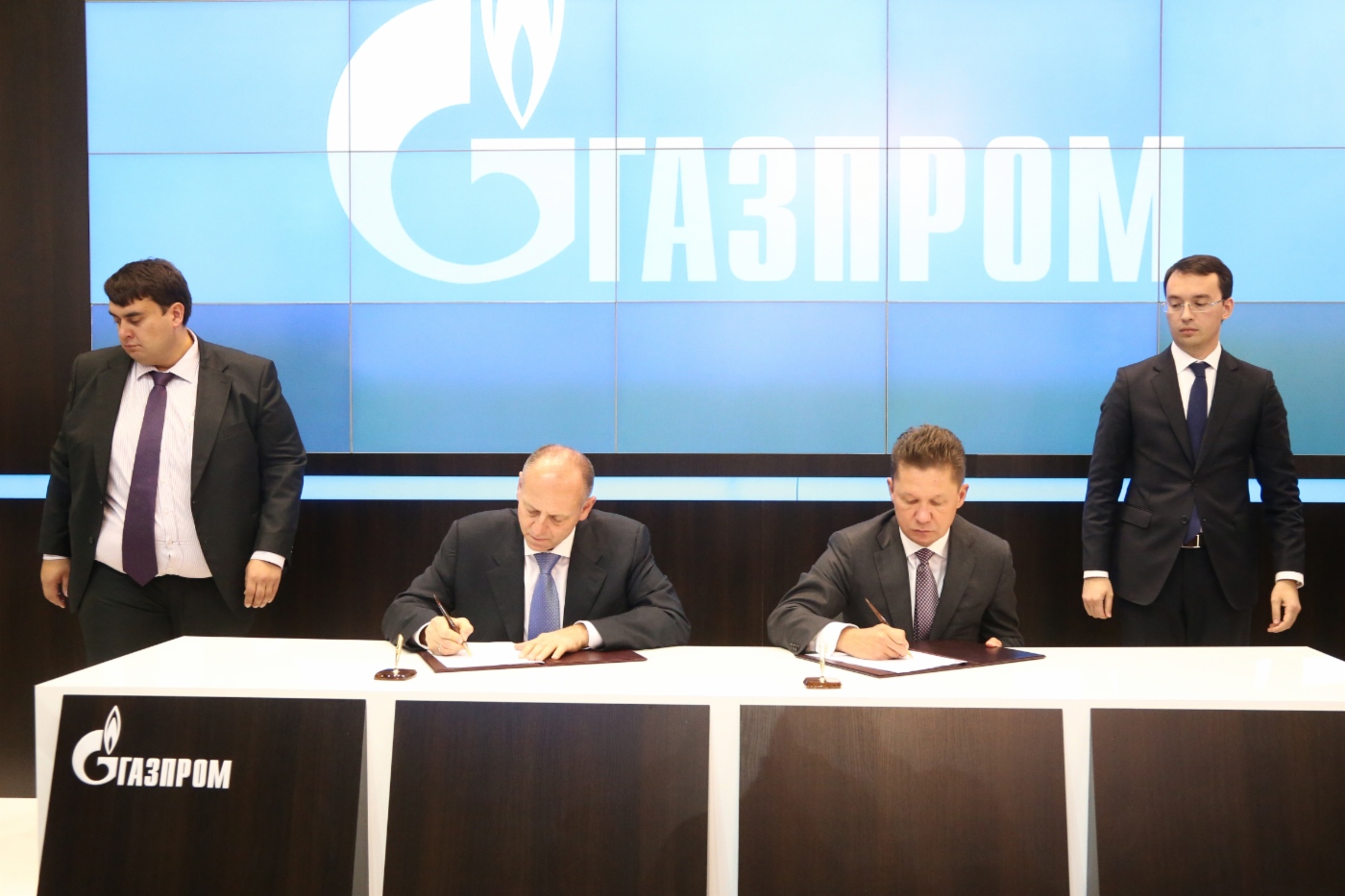 Im Rahmen des Forums unterzeichneten Aufsichtsratsvorsitzender der Pipe Metallurgical Company Dmitry Pumpyansky und Alexey Miller ein Memorandum über die Nutzung von Erdgas als Motorkraftstoff