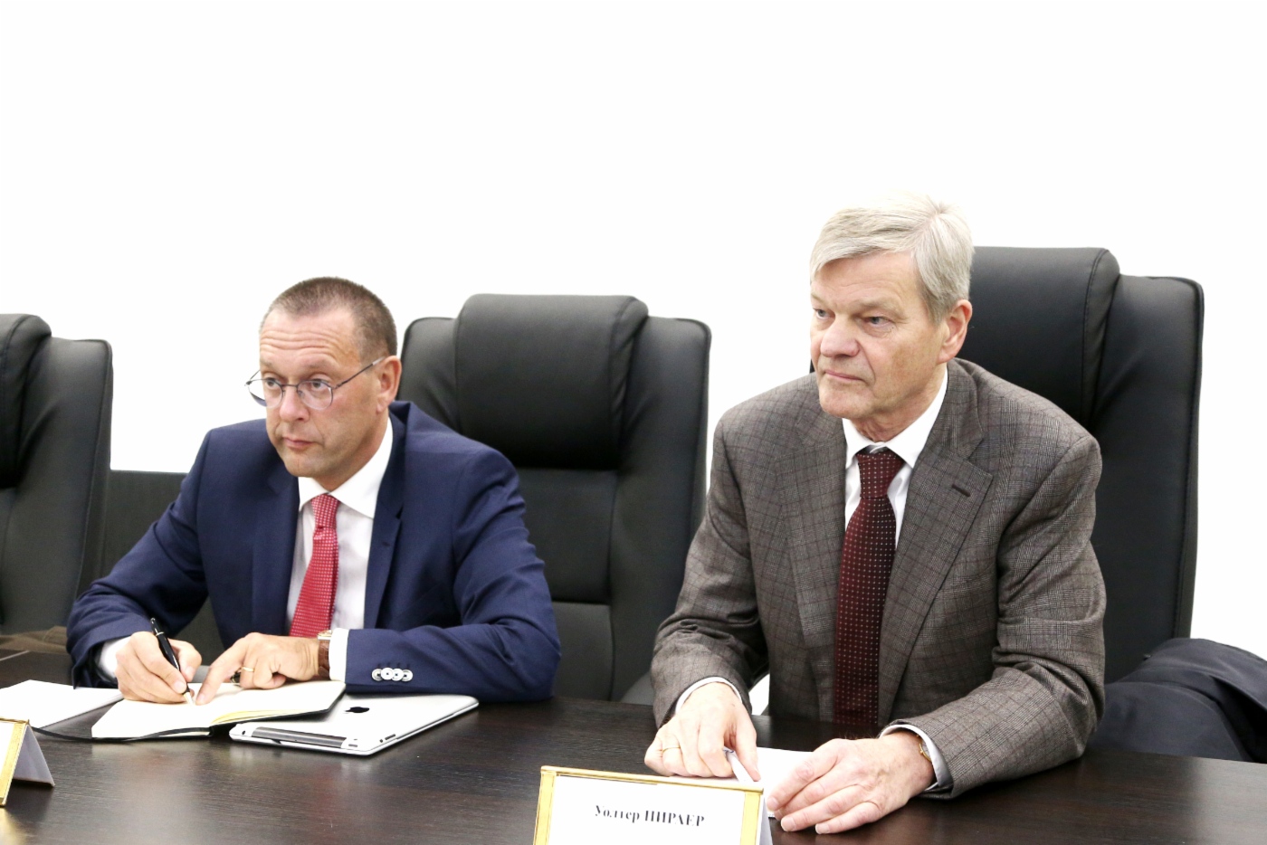 Walter Peeraer (rechts) während des Arbeitstreffens mit Alexey Miller