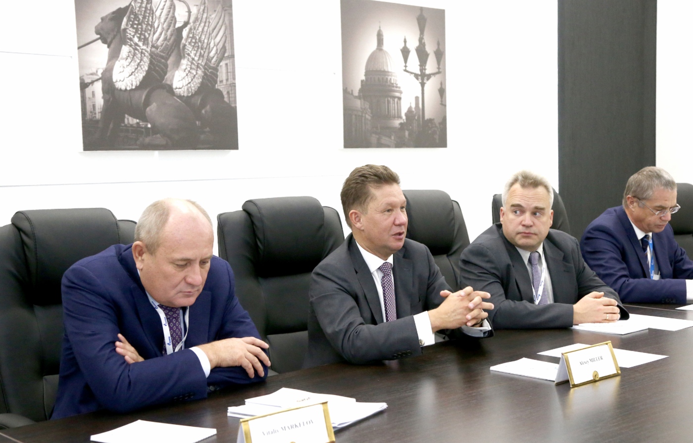 Im Rahmen des Forums fand ein Arbeitstreffen zwischen Alexey Miller (zweiter von links) und dem Präsidenten von International Gas Union David Carroll statt