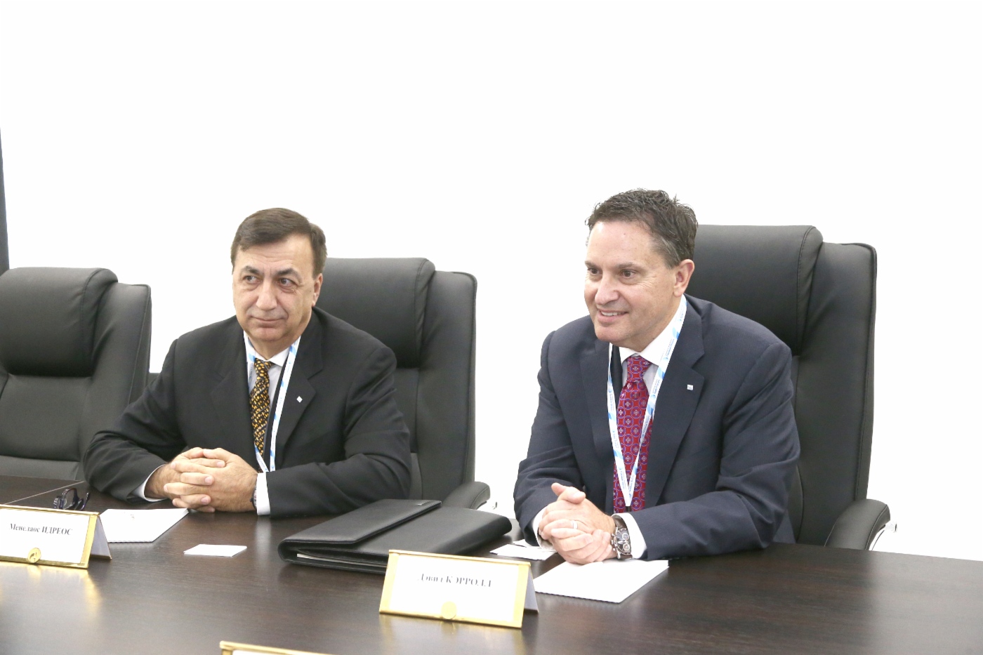 David Carroll (rechts) während des Arbeitstreffens mit Alexey Miller