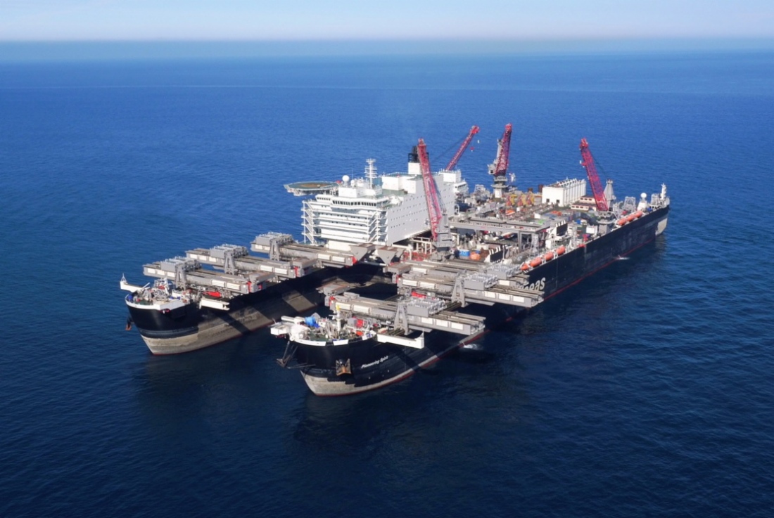 Bei der Verlegung des Offshore-Abschnitts der Gaspipeline TurkStream in der Tiefsee wird das weltweit größte Arbeitsschiff Pioneering Spirit eingesetzt