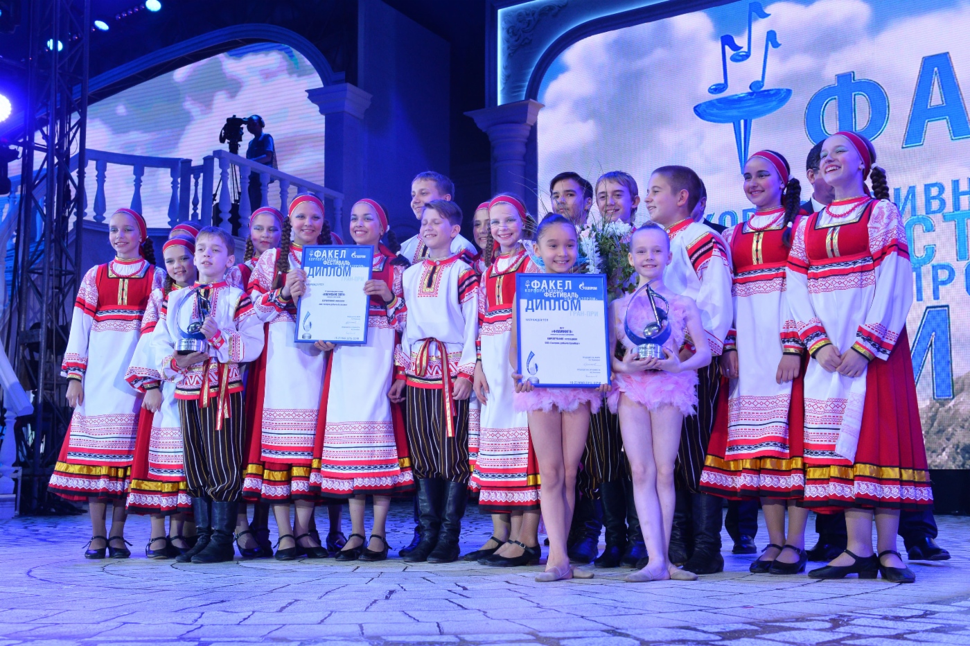 Volkstanzstudio Wolschskije Sori (Gazprom Dobycha Astrakhan) und Duo Flamingo (Gazprom Dobycha Orenburg) gewannen den Grand Prix jeweils in den Altersgruppen 11 bis 16 Jahre  und 5 bis 10 Jahre beim Finale des VI. Unternehmensfestivals Fackel in Sotschi