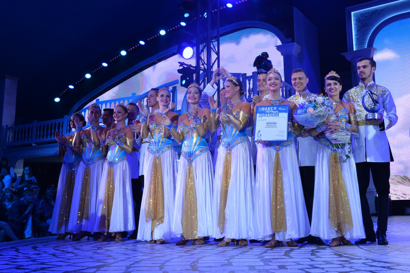 Tänzer-Gruppe Musyka Serdza (Gazprom Transgaz Tomsk) gewann den Grand Prix unter den Erwachsenen beim Finale des VI. Unternehmensfestivals Fackel in Sotschi
