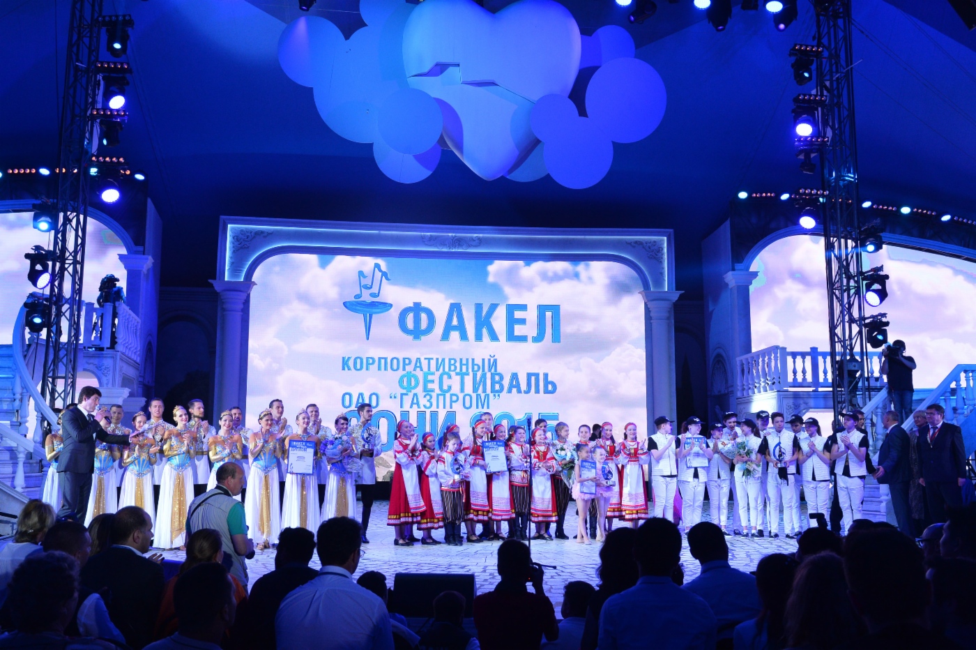 Grand-Prix-Gewinner des Finales des VI. Unternehmensfestivals Fackel in Sotschi: Tänzer-Gruppe Musyka Serdza (Gazprom Transgaz Tomsk), Volkstanzstudio Wolschskije Sori (Gazprom Dobycha Astrakhan), Duo Flamingo (Gazprom Dobycha Orenburg) und Tänzer-Team United Beat (Gazprom Transgaz Ukhta)