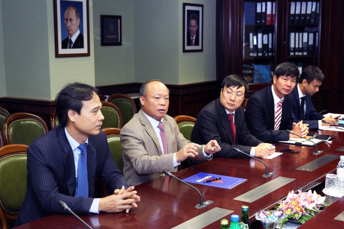 Der Generaldirektor der Oil and Gas Corporation Petrovietnam Do Van Hau (Mitte) während des Arbeitstreffens mit Vitaly Markelov