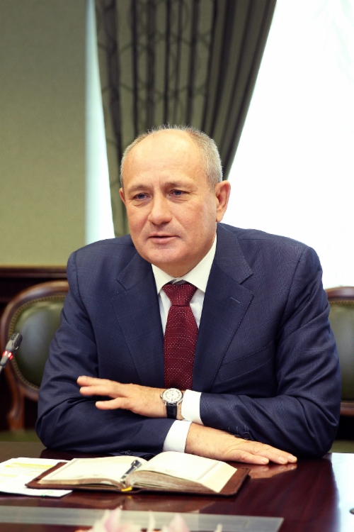Vitaly Markelov während des Arbeitstreffens mit dem Generaldirektor der Staatlichen Oil and Gas Corporation Petrovietnam Do Van Hau.