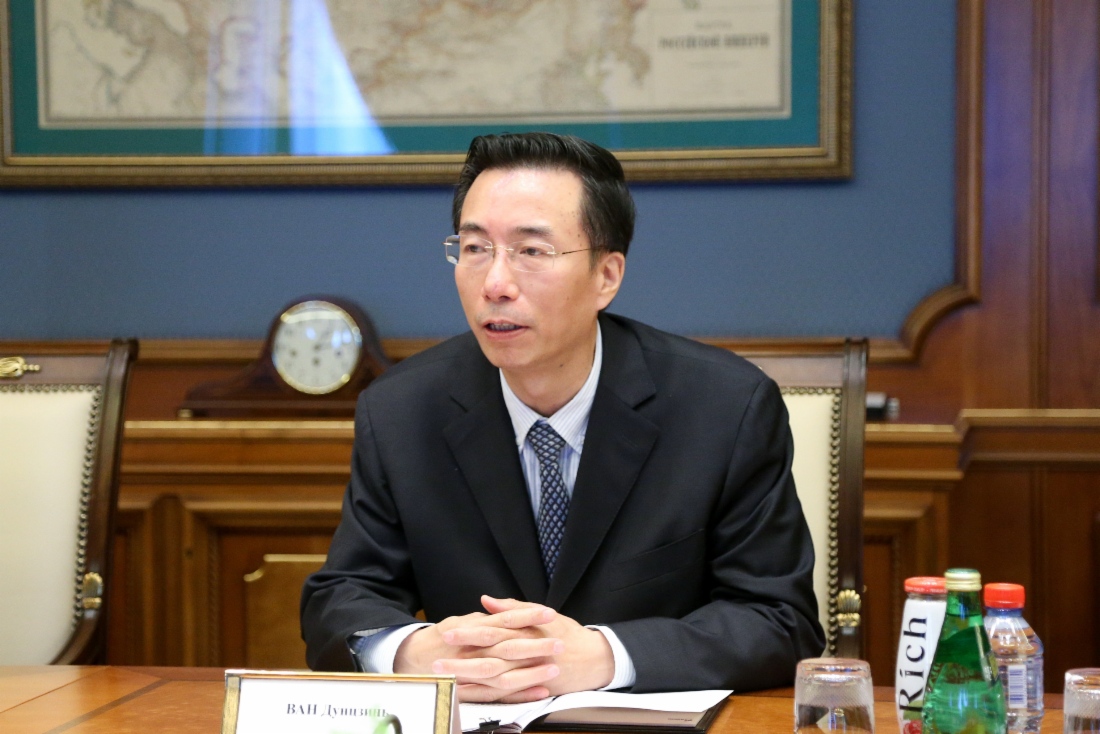 Wang Dongjin, Vizepräsident der CNPC, während des Arbeitstreffens mit Alexey Miller