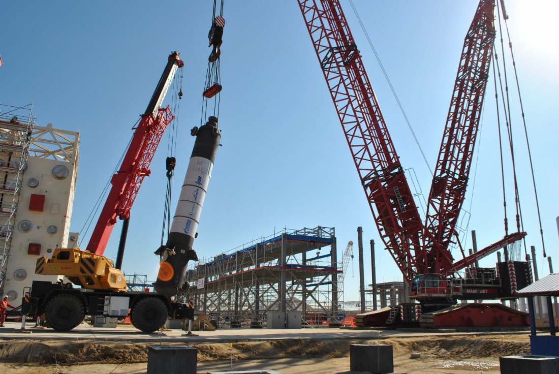 Montage eines spiralgewickelten Wärmeaustauschers auf der Baustelle des Gasverarbeitungswerkes Amur