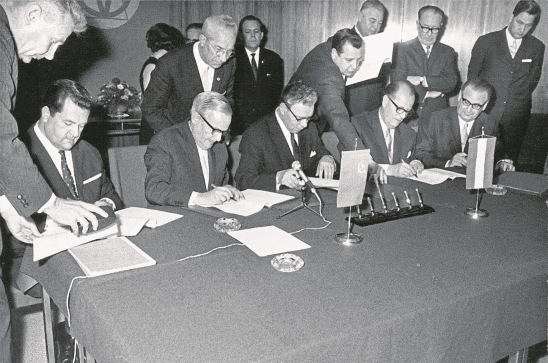 Unterzeichnung eines Vertrags über Erdgaslieferungen aus der UdSSR nach Österreich, 1968. Foto: OMV AG