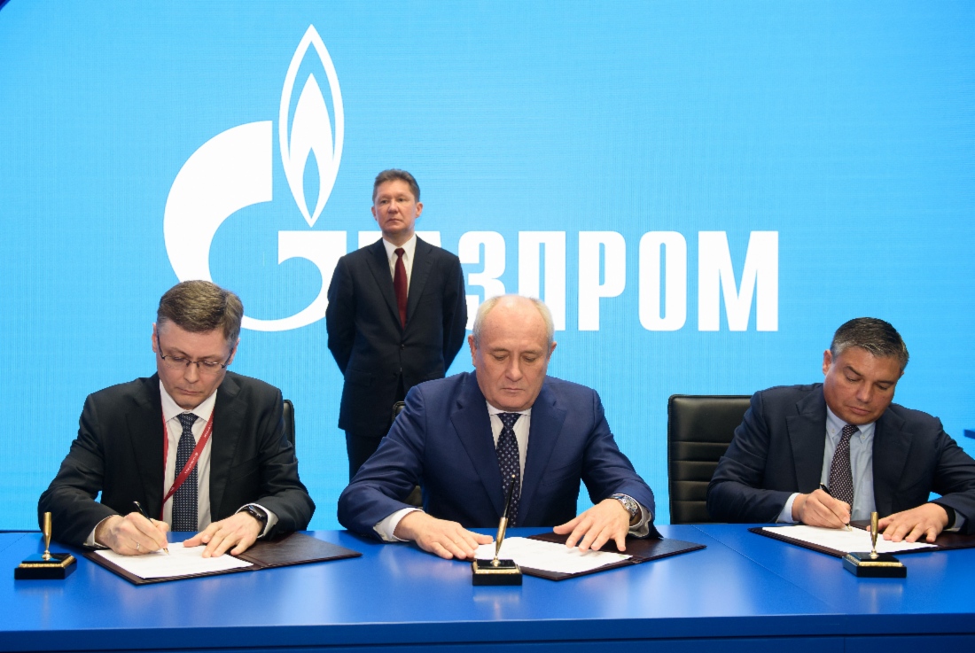 Vitaly Markelov, Tagir Nigmatulin, Präsident der Aktiengesellschaft REP Holding, und Lorenzo Simonelli, Vorstandsvorsitzender, Präsident und CEO der Baker Hughes, a GE company (BHGE) als Vertreter der Nuovo Pignone International S.r.l. (Teil der BHGE), unterzeichneten im Rahmen des Petersburger Internationalen Wirtschaftsforums 2019 ein Memorandum of Understanding