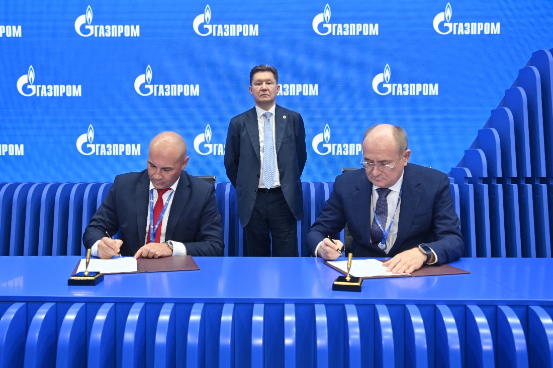Generaldirektor des Autokranwerkes
Galitsch, Andrey Sytkov, und Vitaly
Markelov