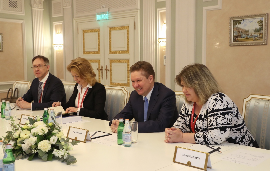 Arbeitstreffen zwischen Alexey Miller (Zweiter von rechts) und der außerordentlichen und bevollmächtigten Botschafterin Frankreichs in der Russischen Föderation, Sylvie Bermann, in Sankt Petersburg im Rahmen des V. Internationalen Arktis-Forums „Arktis – Raum für Dialog“