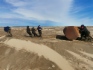 Große Behälter mussten manuell aus dem Sand ausgegraben werden