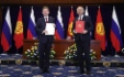Alexey Miller und der erste Vizeministerpräsident der Kirgisischen Republik, Kubatbek Boronov, unterzeichneten eine Roadmap zur Beteiligung der Gazprom am Erwerb von Vermögen und Aktiva der Kyrgyzneftegaz