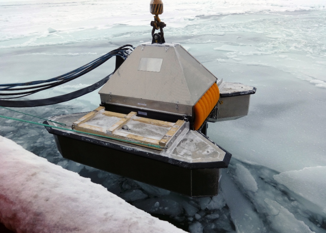 Notfallübungen mit einer Ölrückgewinnungsschute von Bord des Rettungsschiffes Vengeri im Zuständigkeitsbereich der eissicheren Offshore-Plattform Priraslomnaja