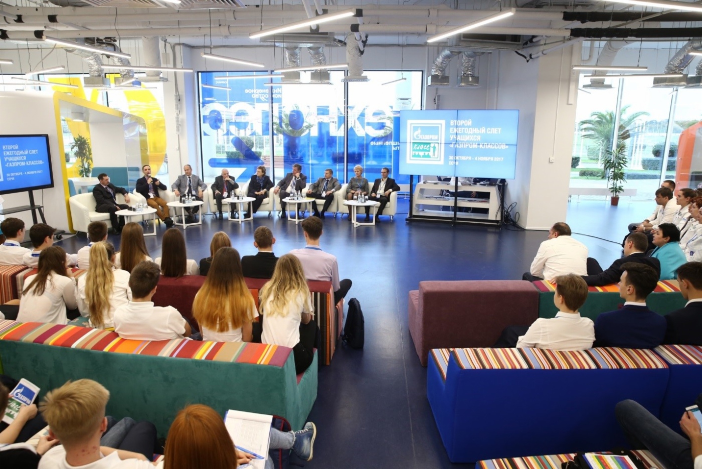 An einer Podiumsdiskussion beim Treffen von Gazprom-Klassen in Sotschi 2017 nahmen sieben Partnerhochschulen von Gazprom teil