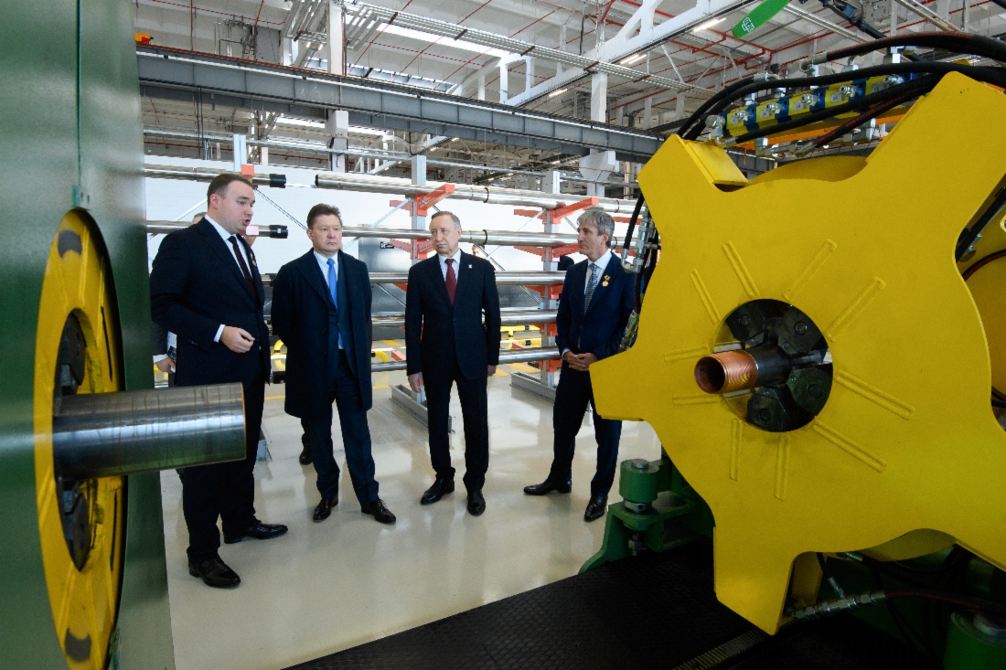 Nikita Murov, Generaldirektor der Bronka-Group-Holding, Alexey Miller, Alexander Beglov, Gouverneur von Sankt Petersburg, und Pavel Altov, Generaldirektor des Izmeron-Werkes