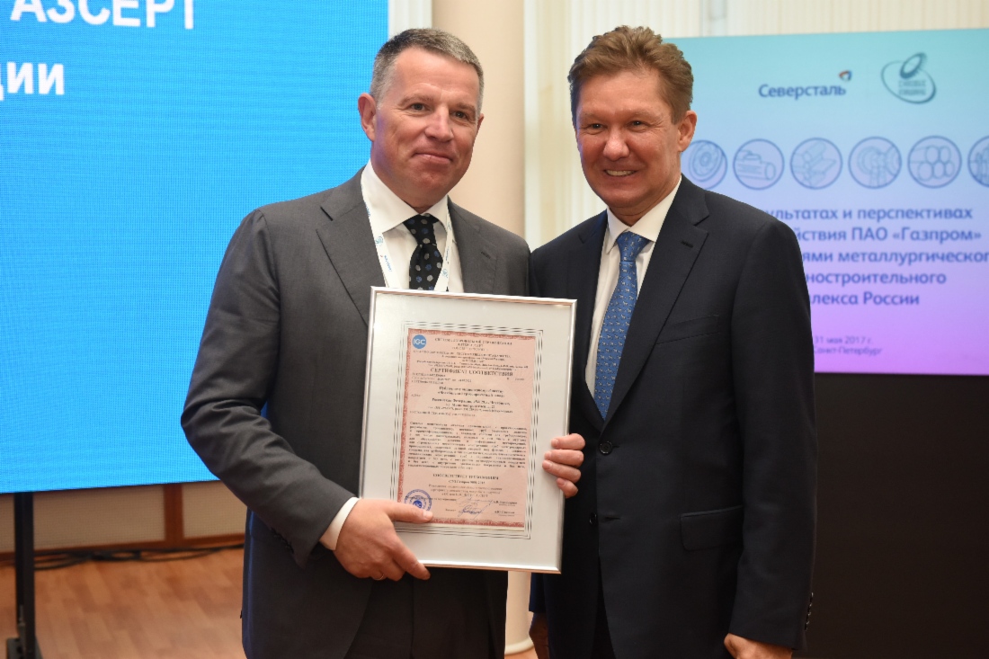 Alexey Miller (rechts) vergab an die ChelPipe ein INTERGAZCERT-Zertifikat zur Bestätigung der Übereinstimmung deren Qualitätsmanagements mit dem Gazprom-Standard