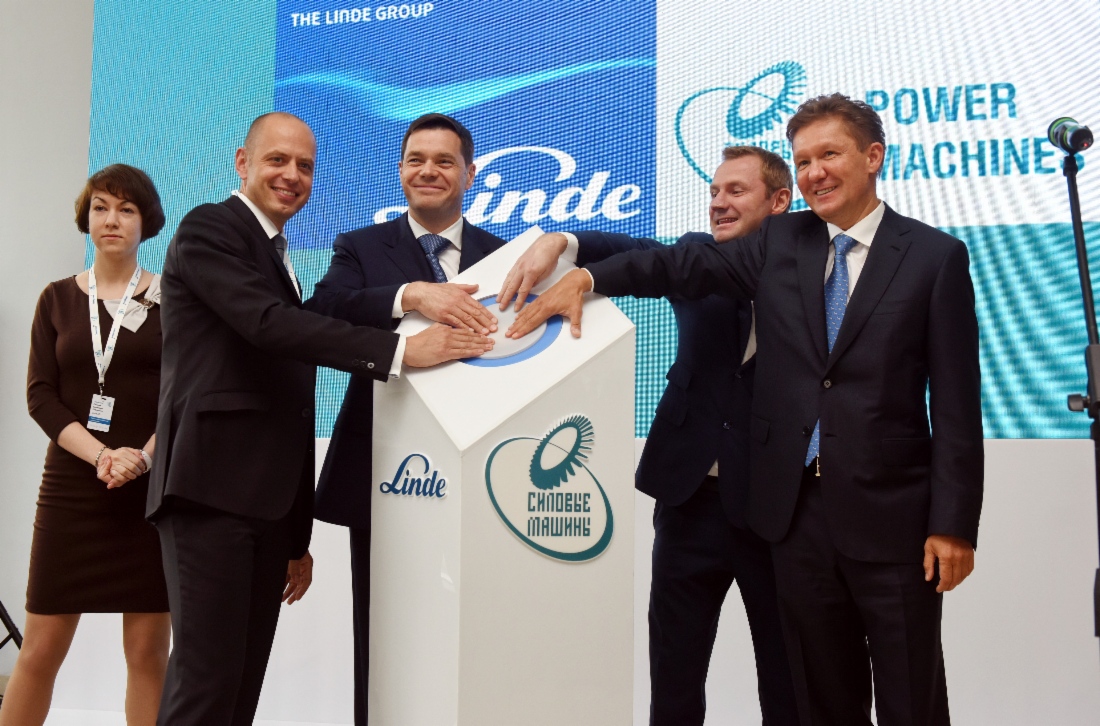 Christian Bruch, Vorstandsmitglied der Linde AG, Alexey Mordashov, Aufsichtsratsvorsitzender der Severstal, Roman Filippov, Generaldirektor der Power Machines, und Alexey Miller nahmen an der feierlichen Inbetriebnahme der Produktionsstätte für die Herstellung spiralgewickelter Wärmeaustauscher für Gasverflüssigungs- und Gasaufbereitungsanlagen teil