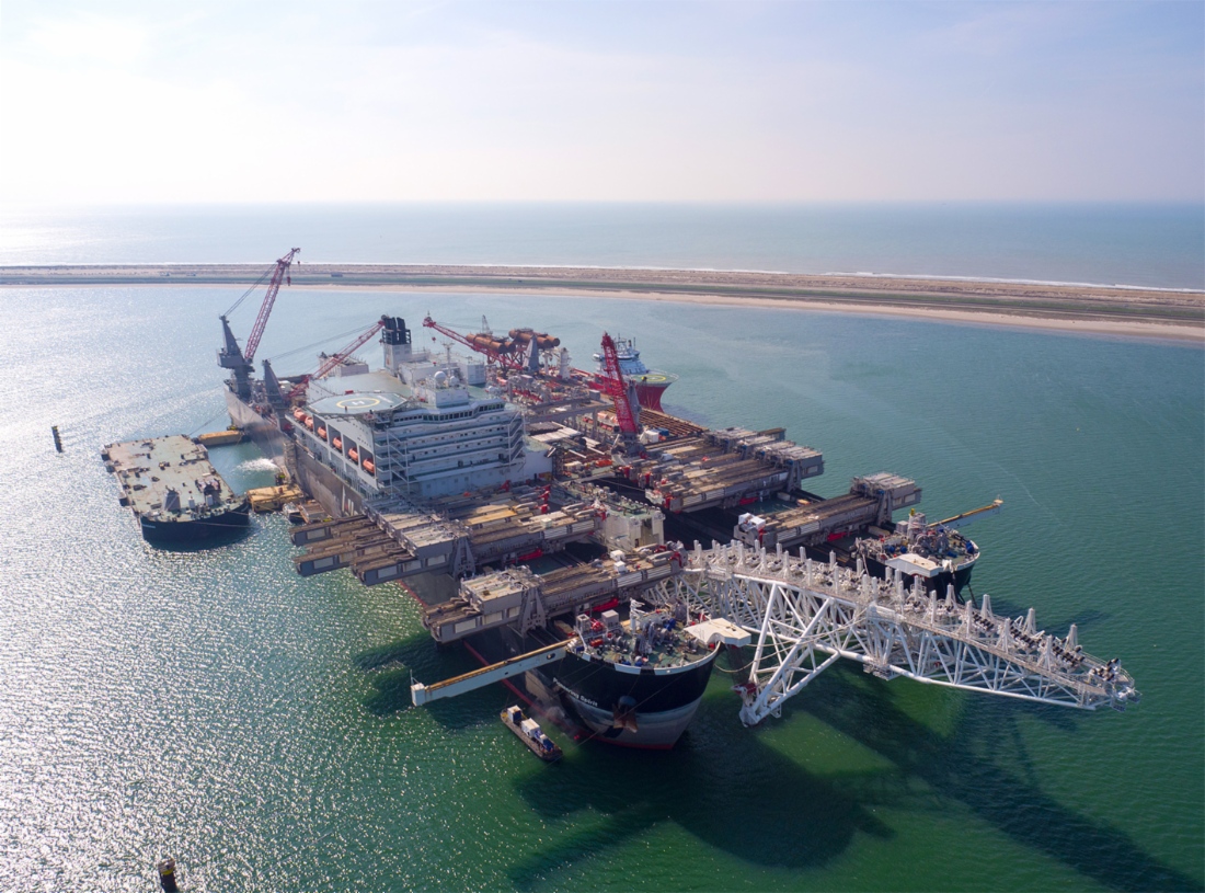 Arbeitsschiff Pioneering Spirit nimmt die Verlegung der TurkStream wieder auf
