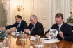 Arbeitstreffen zwischen Alexey Miller, dem außerordentlichen und bevollmächtigten Botschafter der Republik Belarus in der Russischen Föderation, Vladimir Semashko, und dem Energieminister von Belarus, Viktor Karankevich, in Sankt Petersburg