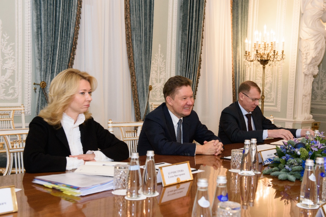 Arbeitstreffen zwischen Alexey Miller, dem außerordentlichen und bevollmächtigten Botschafter der Republik Belarus in der Russischen Föderation, Vladimir Semashko, und dem Energieminister von Belarus, Viktor Karankevich, in Sankt Petersburg