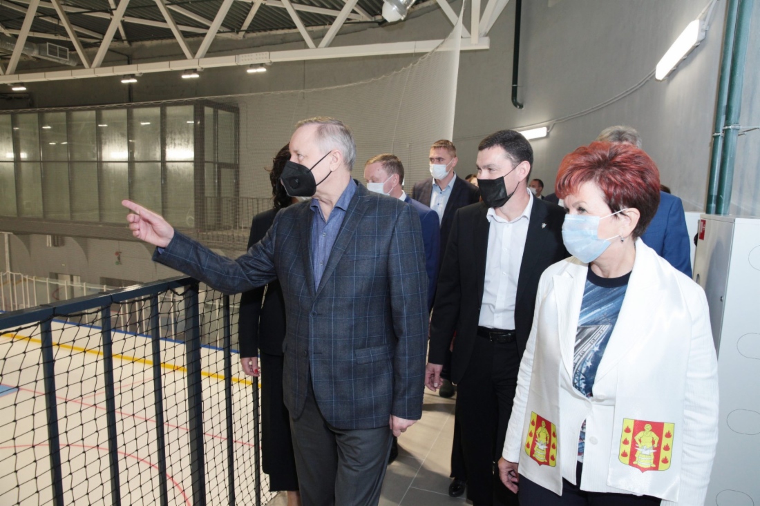 Gouverneur von Sankt Petersburg Alexander Beglov (Erster von links) nahm an der Eröffnung des neuen Sportkomplexes in Metallostroi teil