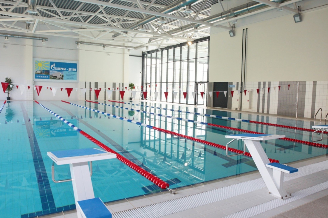Schwimmbad im Sport- und Gesundheitskomplex in Metallostroi
