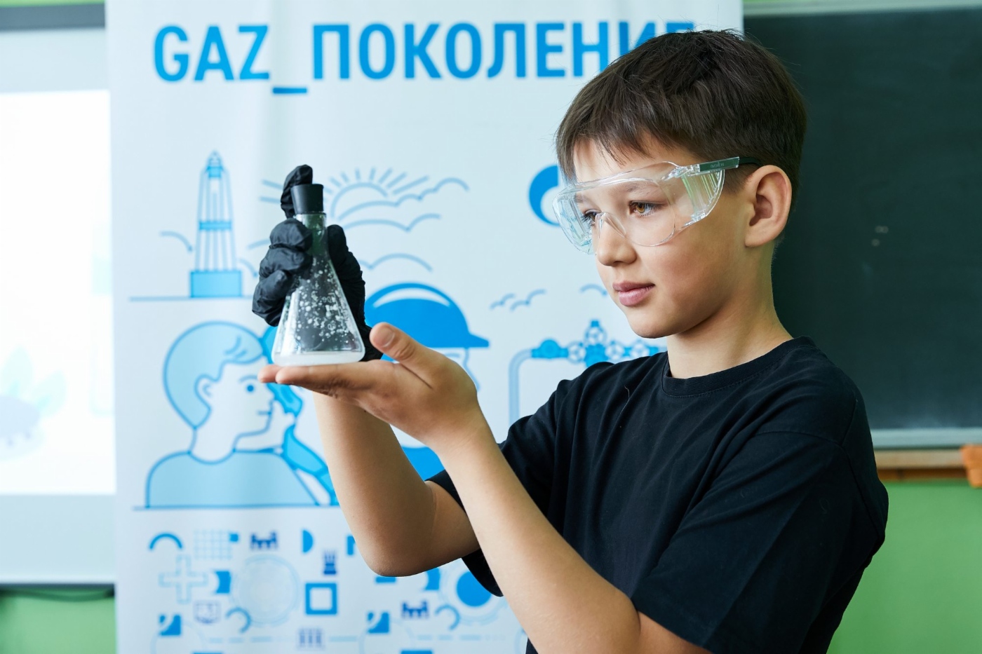 Lernender der Schule in der Siedlung Peledui in einer Berufsorientierungsstunde im Rahmen des Projektes „GAZ_pokoleniye“