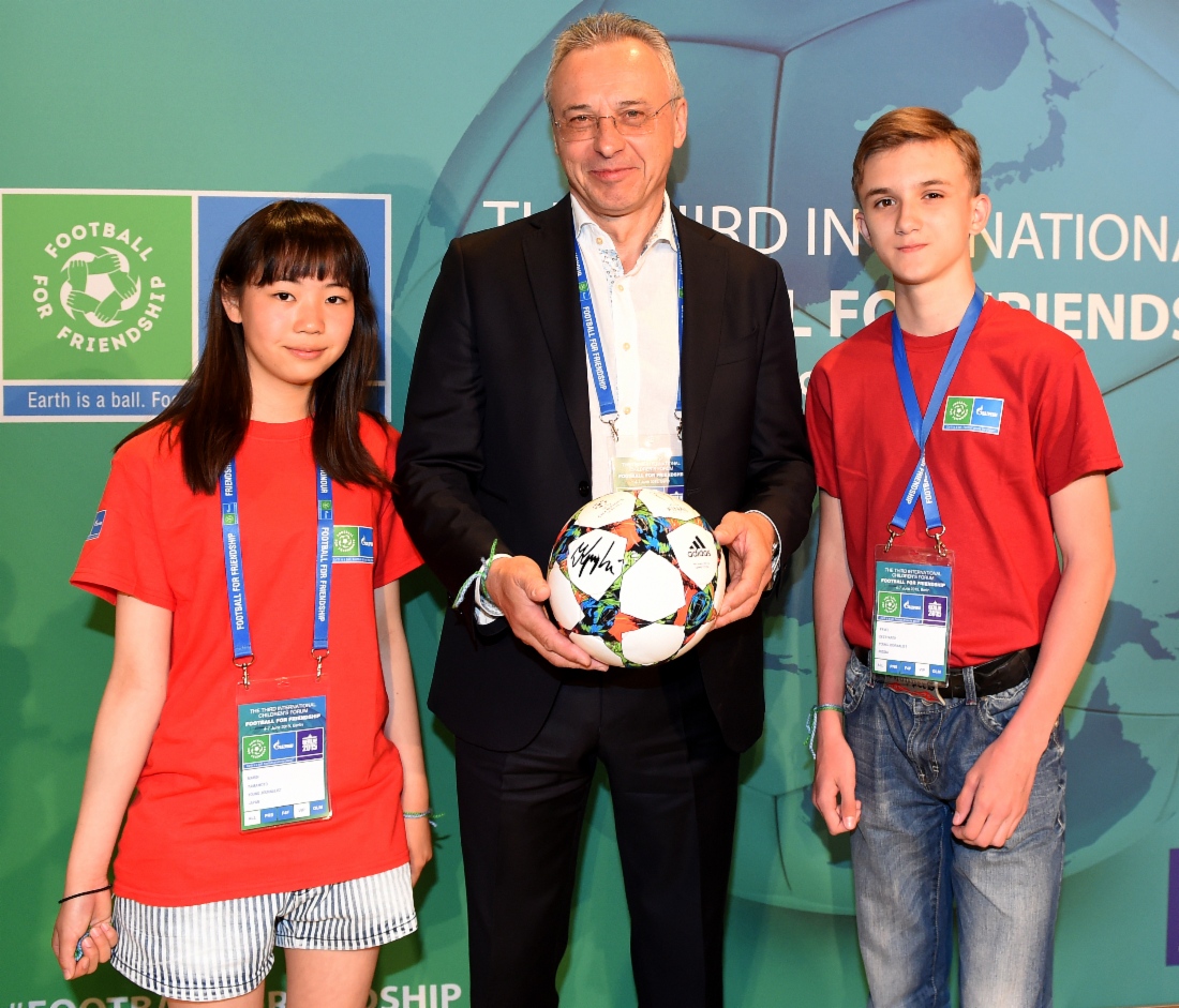 Hauptgeschäftsführer der Gazprom Germania GmbH Vyacheslav Krupenkov nahm am Dritten Internationalen Kinderforum Football for Friendship teil