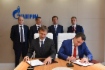 Der Generaldirektor der Far East Development Corporation, Denis Tikhonov, und der Generaldirektor der Gazprom Pererabotka Blagoveshchensk, Igor Afanasyev, unterzeichnen ein Abkommen über die Tätigkeit im vorrangigen Entwicklungsgebiet Swobodny