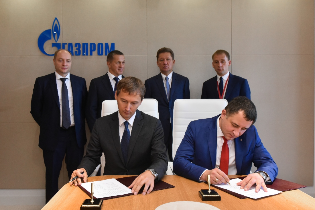 Der Generaldirektor der Far East Development Corporation, Denis Tikhonov, und der Generaldirektor der Gazprom Pererabotka Blagoveshchensk, Igor Afanasyev, unterzeichnen ein Abkommen über die Tätigkeit im vorrangigen Entwicklungsgebiet Swobodny