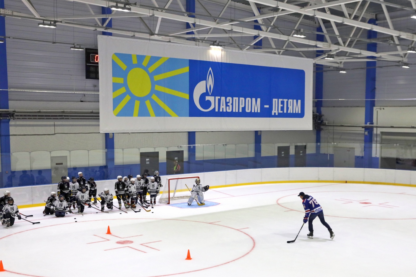 Bogdan Yakimov, Angriffsspieler des Eishockeyklubs SKA (Sankt Petersburg), unternahm ein Unterrichtstraining mit jungen Sportlern