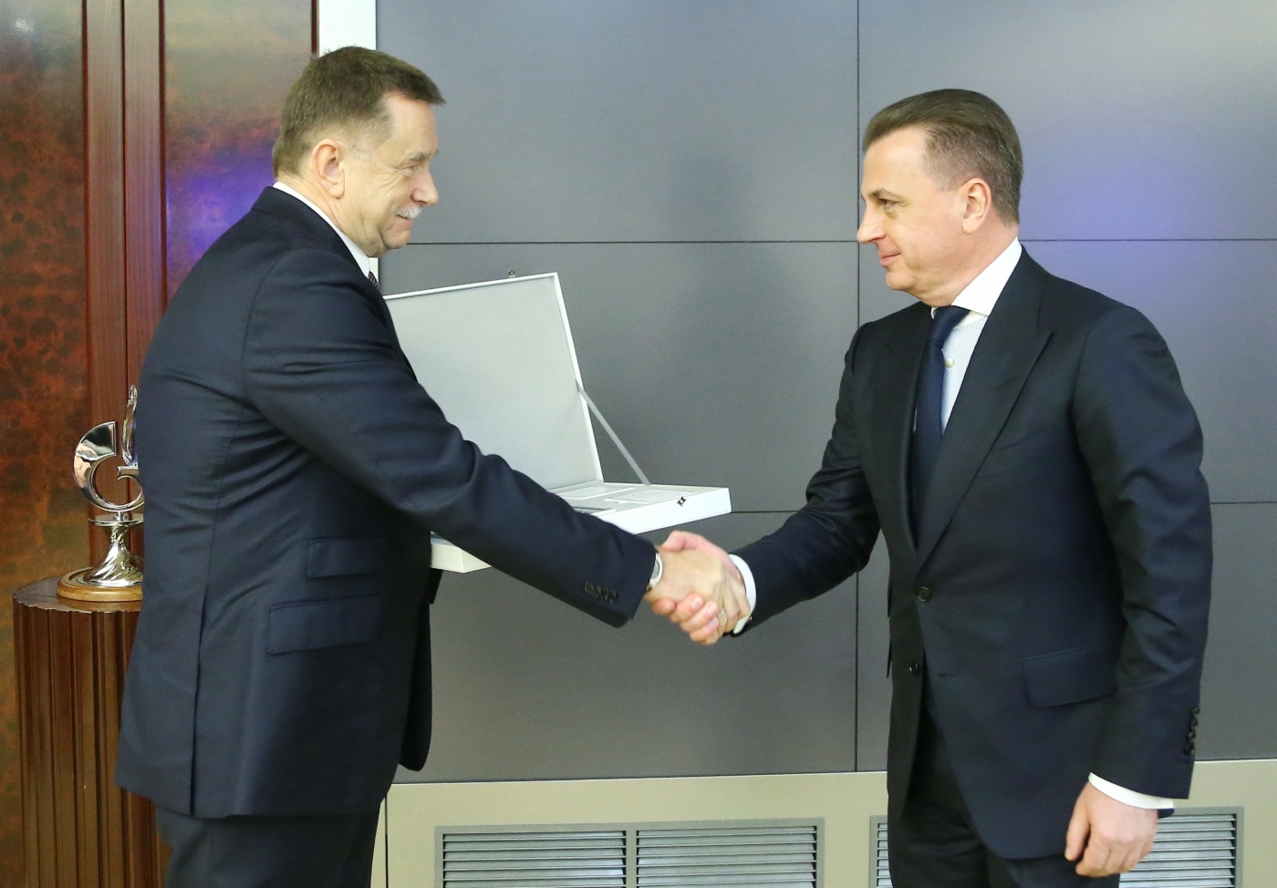 Sergey Khomyakov (links) gratulierte dem Generaldirektor der Gazprom Dobycha Astrakhan, Andrey Melnichenko, zur Auszeichnung
