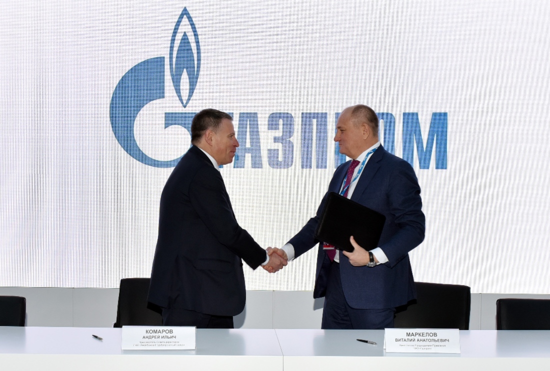 Im Rahmen des Russischen Investitionsforums in Sotschi unterzeichneten der Aufsichtsratsvorsitzende der Chelyabinsk Pipe Rolling Plant (ChelPipe), Andrey Komarov, und Vitaly Markelov eine Roadmap zur Entwicklung und Serienfertigung von Rohren für Offshore-Lagerstätten