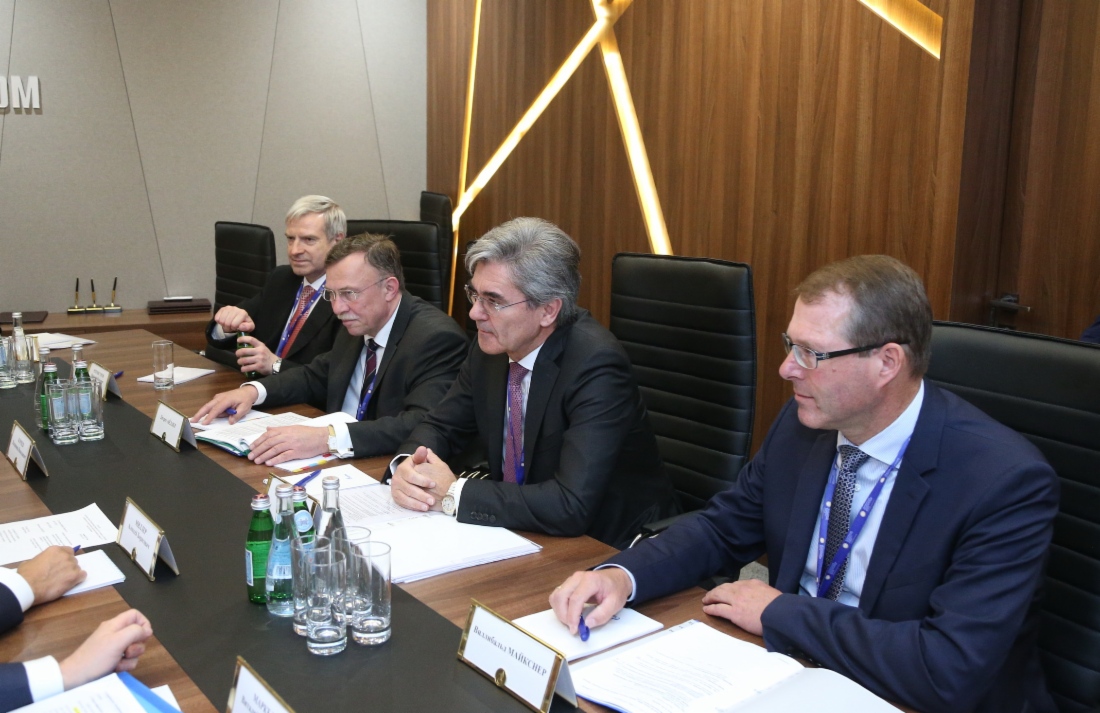 Arbeitstreffen zwischen Alexey Miller und dem Vorstandsvorsitzenden und CEO der Siemens AG, Joe Kaeser (Zweiter von rechts), im Rahmen des Petersburger Internationalen Wirtschaftsforums 2017