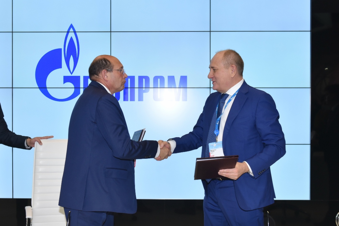 Im Rahmen des VII. Petersburger Internationalen Gasforums unterzeichneten der Vorstandsvorsitzende des Staatskonzerns Avtodor, Sergey Kelbakh, und Vitaly Markelov einen Maßnahmenplan (Roadmap) zur Entwicklung der Erdgastankstelleninfrastruktur auf föderalen Autostraßen, die dem Zuständigkeitsbereich von Avtodor zugeordnet sind