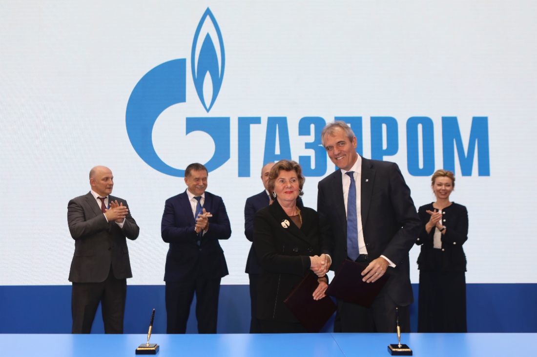 Die Präsidentin der Salzburger Festspiele, Helga Rabl-Stadler, und der Vorstandsvorsitzende der OMV, Rainer Seele, unterzeichneten im Rahmen des IX. Petersburger Internationalen Gasforums eine Vereinbarung zur Finanzierung einer russischen Opernaufführung bei den Salzburger Festspielen
