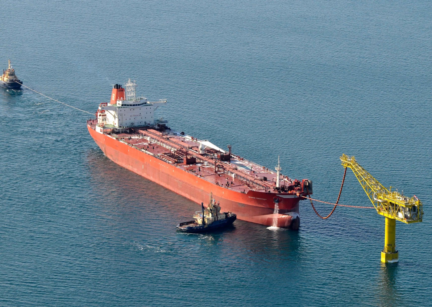 Tanker Governor Farkhutdinov bei der Einpunkt-Bojensternverankerung