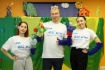 Volontäre aus der Gazprom Dobycha Noyabrsk präsentieren gemeinsam mit Angestellten der städtischen Kinderbibliothek eine Puppenshow für Kinder aus der Stadt Nojabrsk