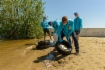 Freiwillige aus der Gazprom Transgaz Saratov reinigen das Flussbett der Wolga im Rahm der Öko-Aktion „Gewässerbette für Wasser“
