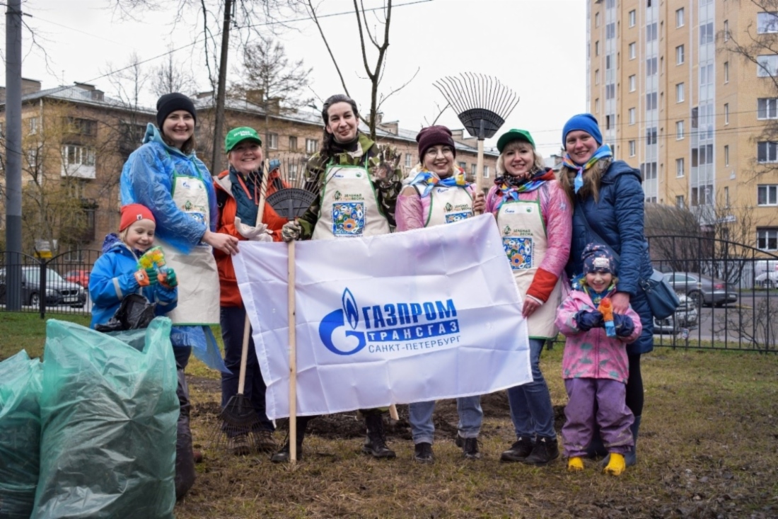 Freiwillige aus der Gazprom Transgaz Saint Petersburg während der alljährigen Umweltaktion „Grüner Frühling“