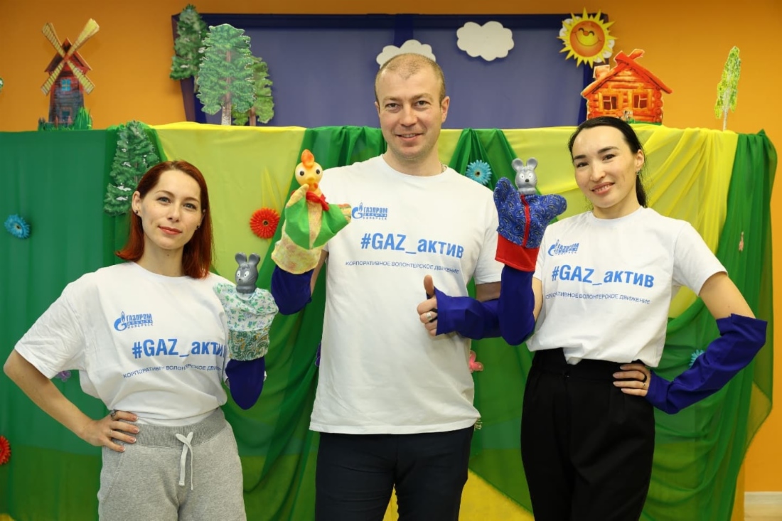 Volontäre aus der Gazprom Dobycha Noyabrsk präsentieren gemeinsam mit Angestellten der städtischen Kinderbibliothek eine Puppenshow für Kinder aus der Stadt Nojabrsk